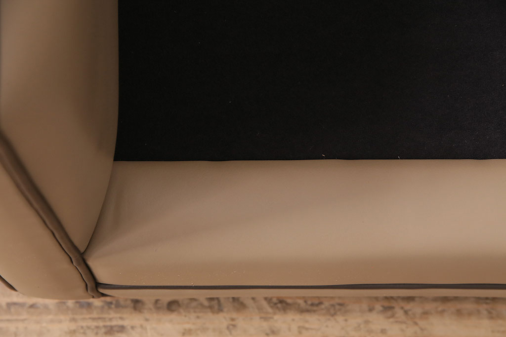 中古　展示品　2019年製　Cassinaixc.(カッシーナイクスシー)　NORMANDIE II(ノルマンディドゥー)　FY革　洗練されたデザインが美しいラウンジチェア(一人掛け、1Pソファ、アームソファ、椅子)(定価約45万円)(R-048878)
