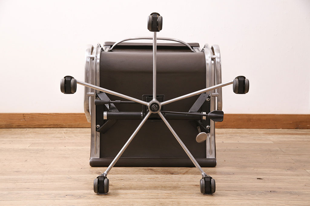 中古　リプロダクト品　ハーマンミラー(Hermanmiller)　アルミナム　ブラウンカラーが渋いアームチェア(オフィスチェア、椅子)(R-048900)
