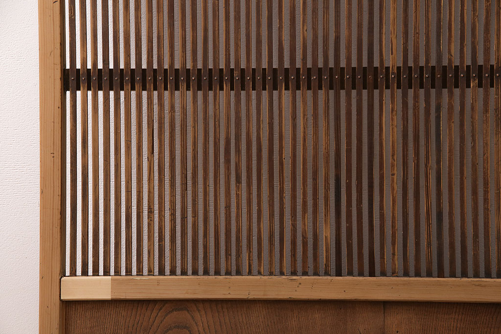アンティーク建具　腰板ケヤキ材　情緒漂う雰囲気が魅力的な大正期の格子戸1枚(引き戸)(R-048923)