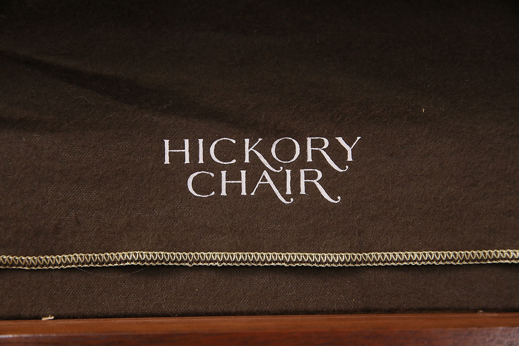中古美品　ヒッコリーチェア(HICKORY CHAIR)　マホガニー材　高級感とクラシカルな雰囲気を高める照明付きのキャビネット(定価約300万円)(収納棚、飾り棚)(R-048949)