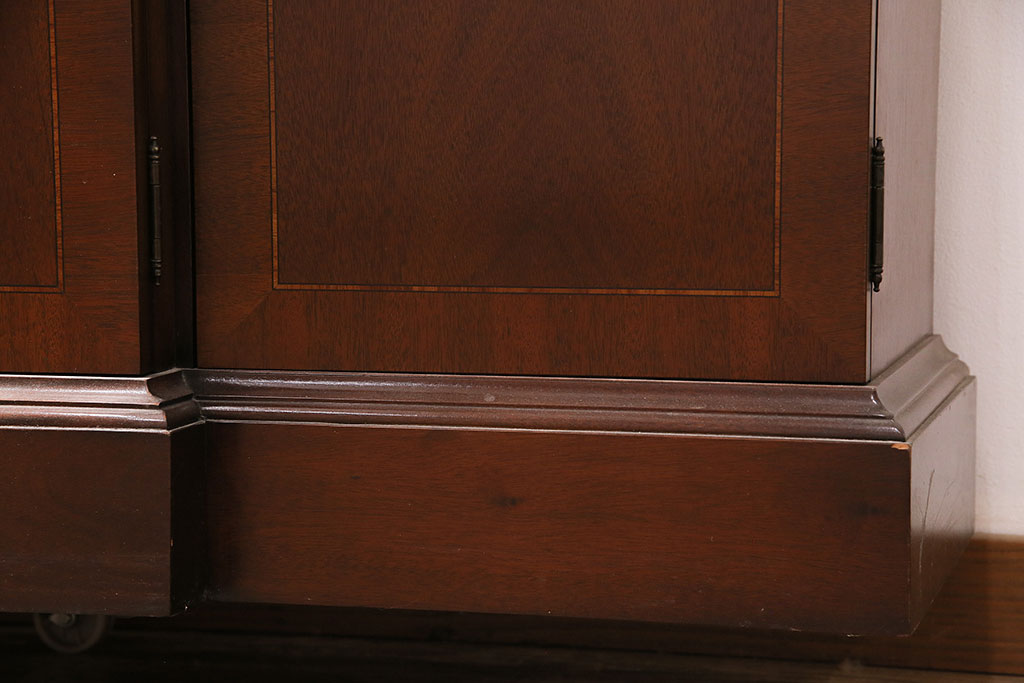 中古美品　ヒッコリーチェア(HICKORRY CHAIR)　マホガニー材　高級感とクラシカルな雰囲気を高める照明付きのキャビネット(定価約300万円)(収納棚、飾り棚)(R-048949)