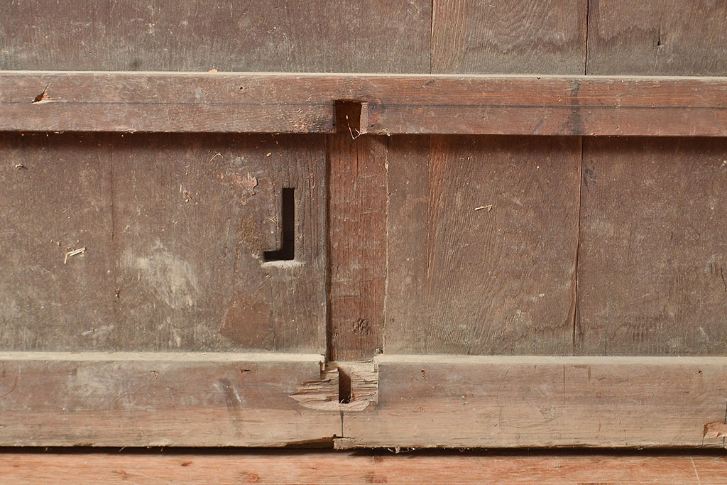 アンティーク建具　ヒノキ材の渋い木肌と重厚感のある佇まいが魅力の格子蔵戸(引き戸、玄関戸)(R-048950)