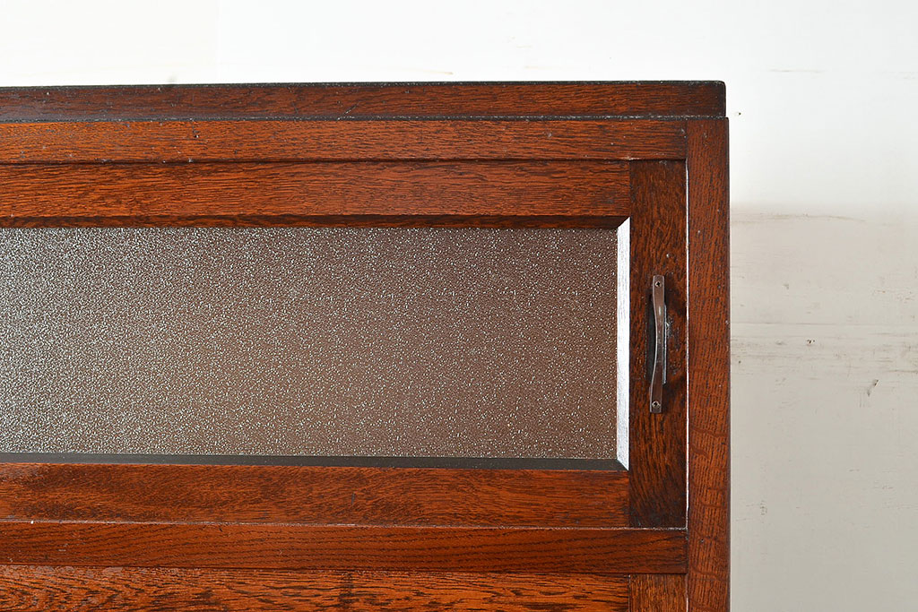和製アンティーク　ナラ材　模様ガラスと蝿帳(はいちょう)がポイント!便利な作業台も付いたレトロ食器棚(収納棚、カップボード、キャビネット)(R-048952)