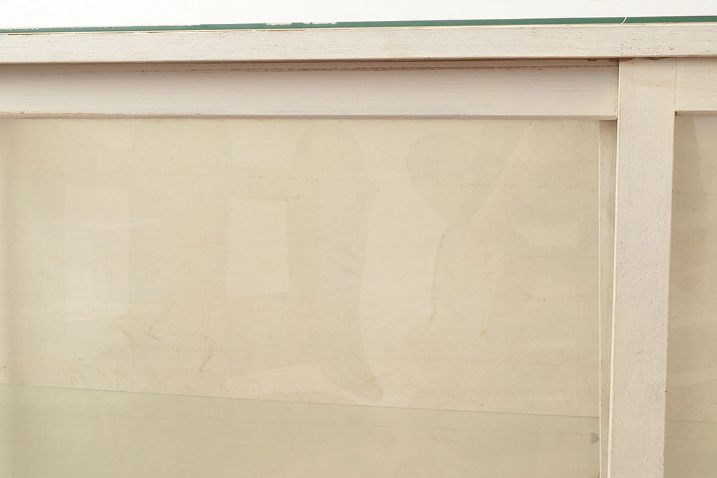 昭和レトロ　シャビーなペイントの大型ガラスケース(キャビネット、ガラスケース、ガラス戸棚、収納棚)(R-048960)