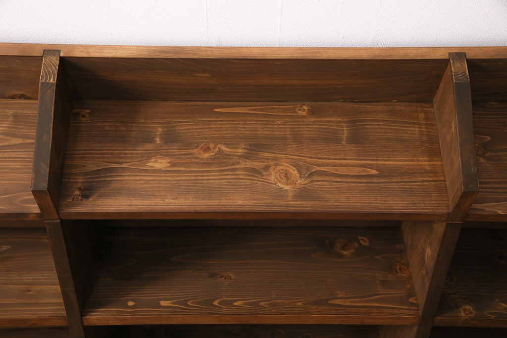 【オーダー家具実例】当店の商品を参考に台形型の本棚を再現製作しました。落ち着きのある茶色の着色で、できる限り近しい色味に仕上げました。(オープンラック、ブックシェルフ)