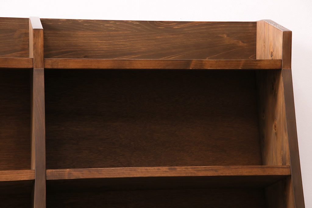 【オーダー家具実例】当店の商品を参考に台形型の本棚を再現製作しました。落ち着きのある茶色の着色で、できる限り近しい色味に仕上げました。(オープンラック、ブックシェルフ)