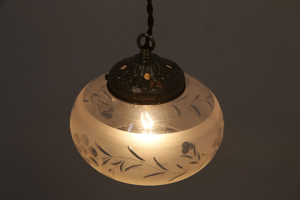 アンティーク照明　美しい切子カットが魅力的なガラスシェードの天井照明(吊り下げ照明、ペンダントライト)(R-048972)