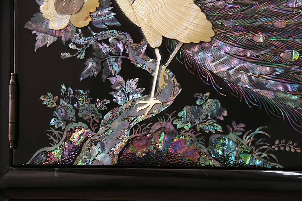民芸家具　高級品　華やかな孔雀の螺鈿(らでん)細工が目を引く飾り棚(定価約90万円)(収納棚、茶棚)(R-048981)
