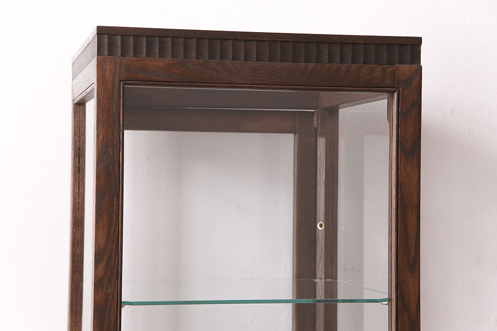 【オーダー家具実例】アンティーク風のデザインで縦型のガラスケースをご希望サイズで新規製作しました。木製脚を取り付け、天板、扉、背面、側面、棚板にはすべてクリアガラスを使用。木味を活かした濃い色味で仕上げ、落ち着きのある上質な雰囲気に。(ショーケース、陳列棚、飾り棚)