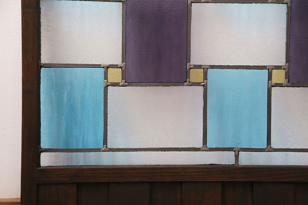 【オーダー建具実例】過去のオーダー家具を参考にご希望のサイズで衝立を新規製作。結霜ガラス、黄色、青、紫の色ガラスをご指定の箇所に組み入れました。本体は濃い茶色の着色で仕上げ、大正ロマンな雰囲気に!(つい立て、パーテーション)