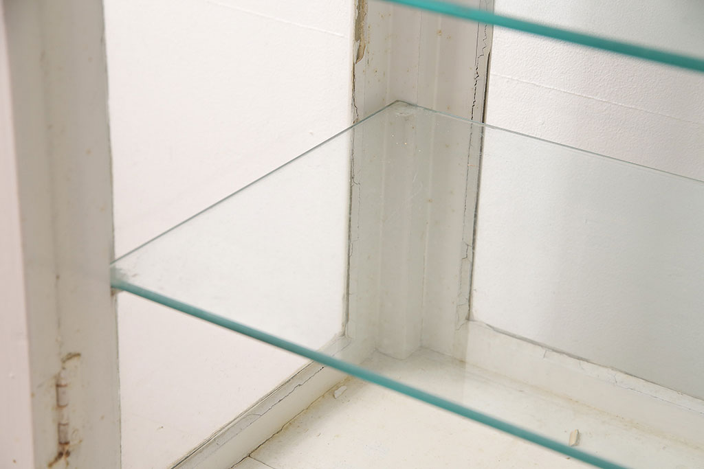 和製アンティーク　4面ガラス　シャビーな風合いのペイントがお洒落なケビントキャビネット(ガラスケース、ショーケース、飾り棚)(R-049020)