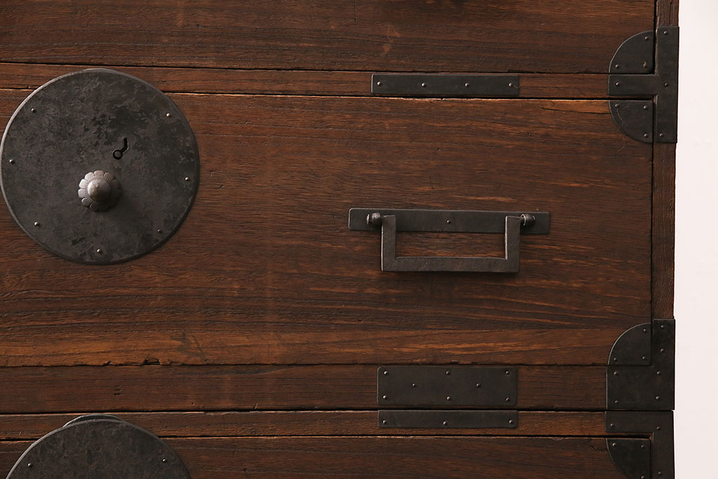 和製アンティーク　新潟産　大ぶりの黒い金具がかっこ良さを演出する総桐材製の重ね箪笥(衣装箪笥、整理タンス、桐箪笥、桐たんす)(R-049029)