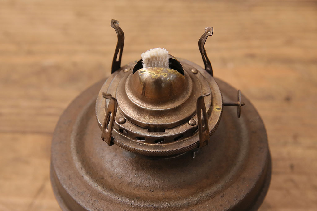 アンティーク雑貨 平芯・3分芯 金属製の油壺が味わいのある吊り下げオイルランプ(ランタン、灯油ランプ、ハンギングランプ)(R-049045