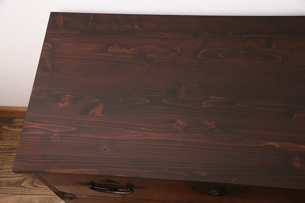 アンティーク家具　ヒノキ材　天板・脚付きリメイク　赤みがかった木肌が目を引く!上品な佇まいが魅力の鉄脚付きローボード(テレビボード、テレビ台、引き出し、チェスト)(R-049068)
