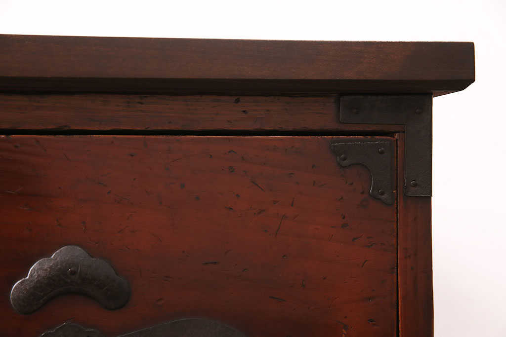 アンティーク家具　ヒノキ材　天板・脚付きリメイク　赤みがかった木肌が目を引く!上品な佇まいが魅力の鉄脚付きローボード(テレビボード、テレビ台、引き出し、チェスト)(R-049068)