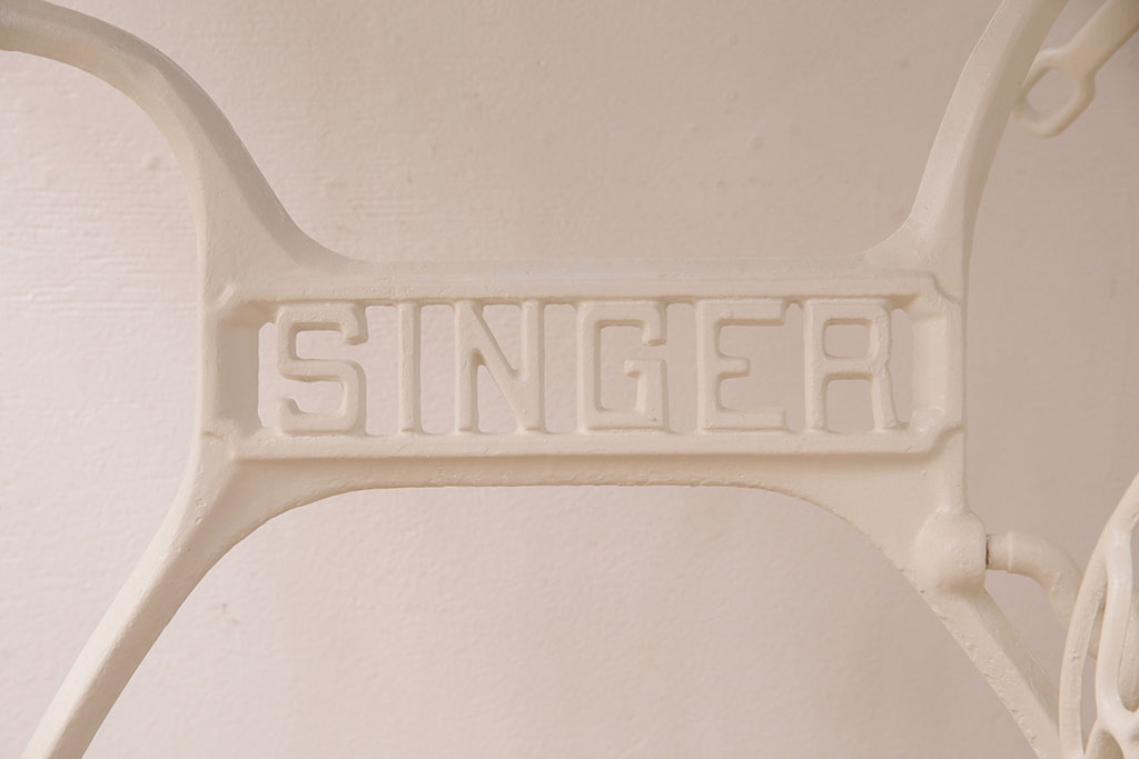 イギリスアンティーク　SINGER(シンガー)社　古材天板リメイク　アンティークペイントがお洒落なミシンテーブル(シンガーミシン、サイドテーブル、カフェテーブル、ミシン台)(R-049083)