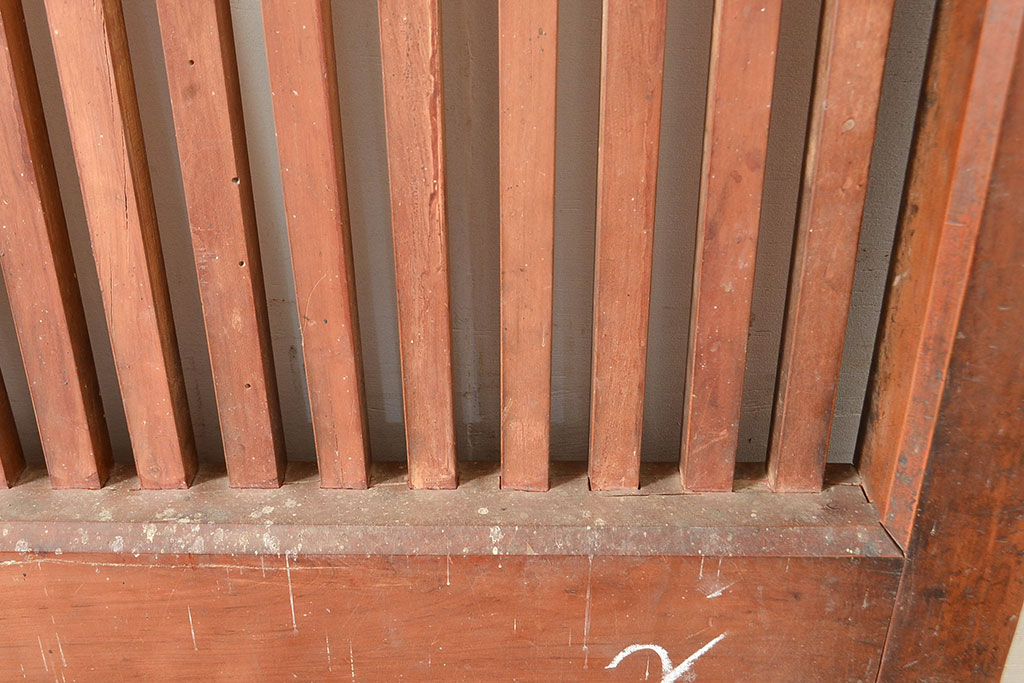 アンティーク建具　赤みがかった木色と縦桟のつくりが上品な雰囲気を高めるヒノキ材製蔵戸(引き戸、玄関戸)(R-049097)
