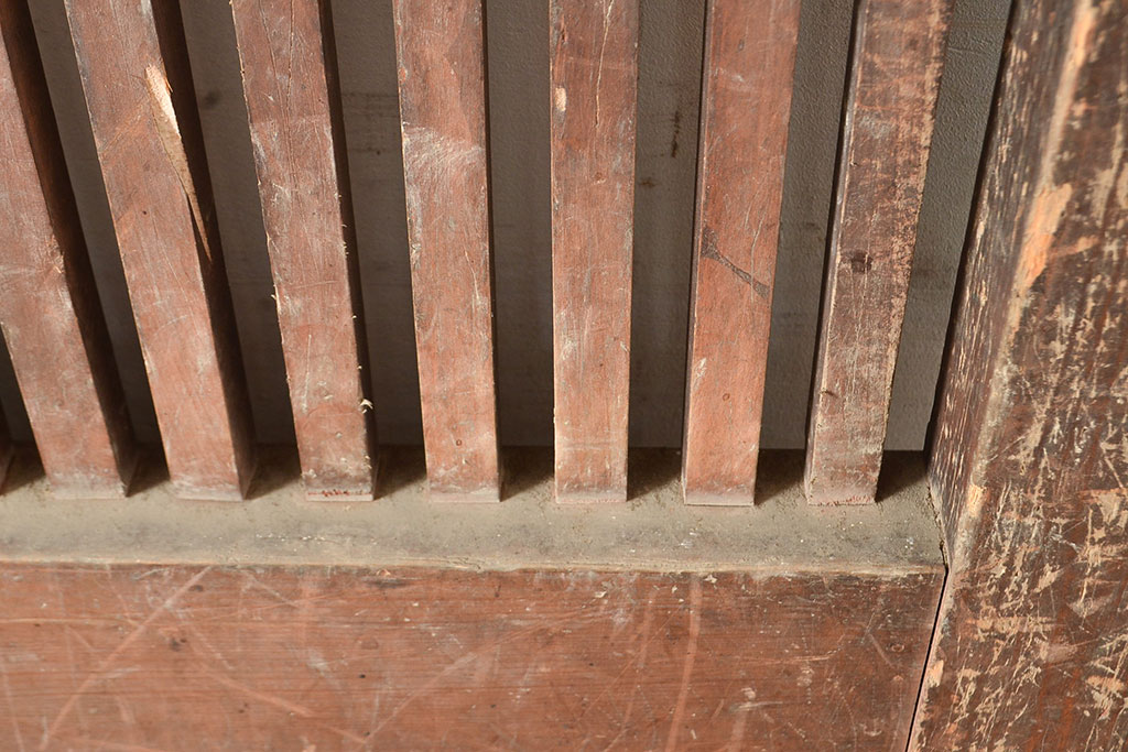 アンティーク建具　栗材・松材　整然と並ぶ縦桟が和モダンな印象の蔵戸(引き戸、玄関戸)(R-049102)