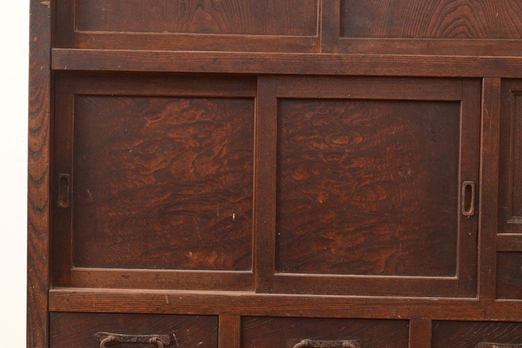 和製アンティーク　前面ケヤキ材　木瓜(もっこ)引手が和の趣きを感じさせる関東水屋箪笥(食器棚、カップボード、収納棚、キャビネット)(R-049103)