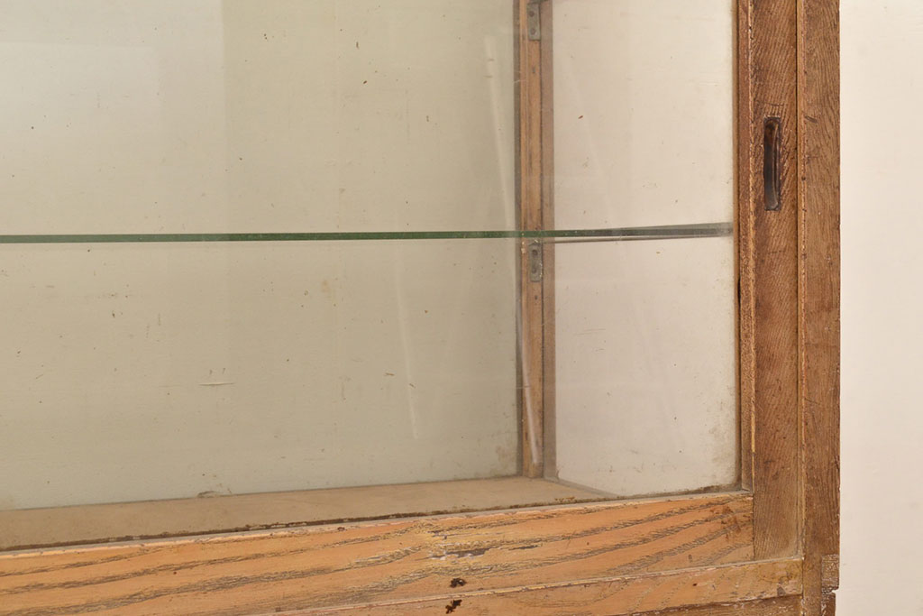 和製アンティーク　引き出し付き　ナラ材製のレトロなガラスケース(ショーケース、陳列棚、店舗什器)(R-049106)