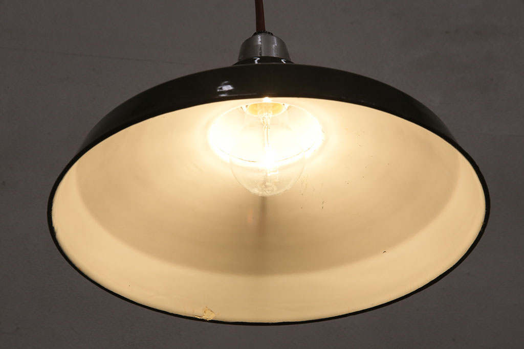 昭和レトロ　グリーンカラーがおしゃれ!シンプルなデザインのホーロー製吊り下げ照明(天井照明、ペンダントライト、シェード)(R-049128)