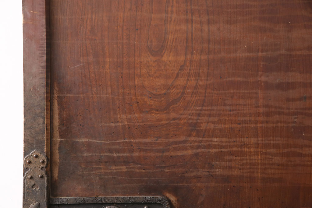 アンティーク建具　ヒノキ材・ケヤキ材　特大金具が存在感抜群の庄内蔵戸(引き戸、玄関戸、建具)(R-049142)