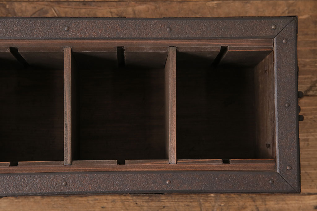 アンティーク雑貨　リメイク　錆びた風合いの金具がかっこ良い松材製の千両箱(収納箱、木箱)(R-049177)