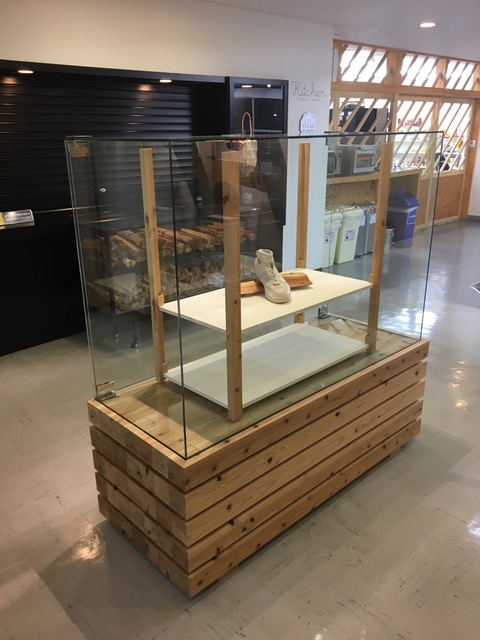 【オーダー家具実例】学校での生徒の製作物を展示するためのガラスショーケースをご希望サイズで新規製作。お客様より支給の台座を使用し、ショーケースは底面までガラスの珍しい作りに。接合部分は斜面取り加工を施しすっきりとシャープに仕上げました。(ガラスケース、陳列棚)