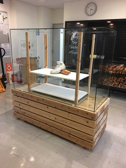中古　アメリカ高級輸入家具　IDC大塚家具取り扱い　Scarborough House(スカボローファインファニチャー)　クラシカルなデザインが魅力の縦型キャビネット(ショーケース、ガラスケース、キュリオケース、飾り棚、ディスプレイ棚、店舗什器)(定価約70万円)(R-072568)