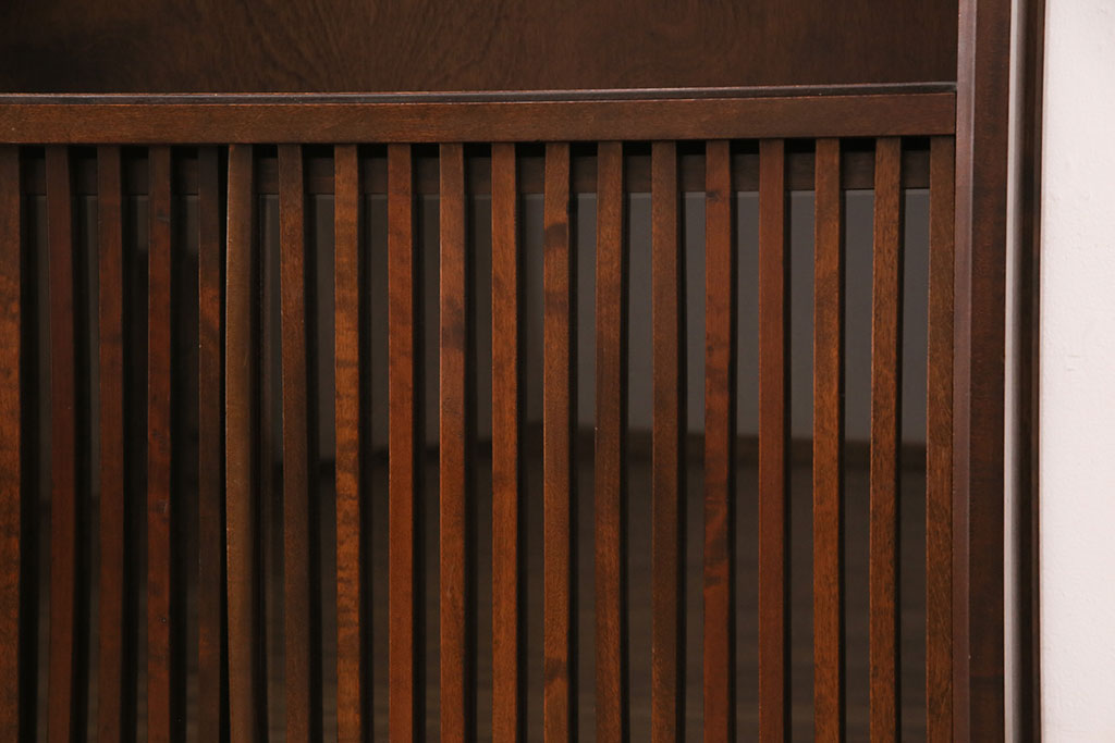 中古　九州民芸家具　縦桟が上品な印象を与えるガラス戸棚(収納棚、キャビネット)(R-049198)