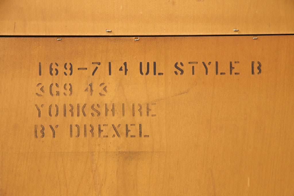 中古　DREXEL HERITAGE(ドレクセルヘリテイジ)　洗練されたデザインが魅力的なダウンライト付きキャビネット(飾り棚、食器棚、収納棚)(R-049218)
