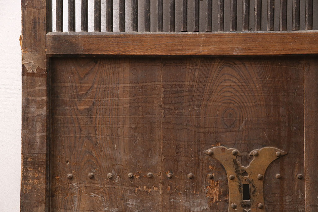 アンティーク建具　長い歳月を経た時代の味わいを感じる総ケヤキ材製蔵戸(玄関戸、引き戸、建具)(R-049223)
