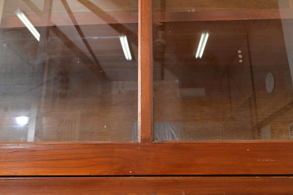 和製アンティーク　昭和中期　人気の薄型!　ガラス戸棚(収納棚、キャビネット、食器棚、飾り棚、サイドボード)(R-049272)