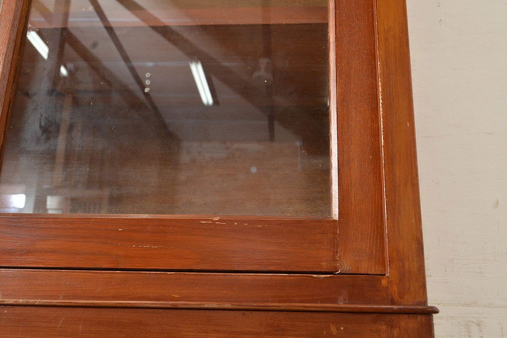 和製アンティーク　昭和中期　人気の薄型!　ガラス戸棚(収納棚、キャビネット、食器棚、飾り棚、サイドボード)(R-049272)