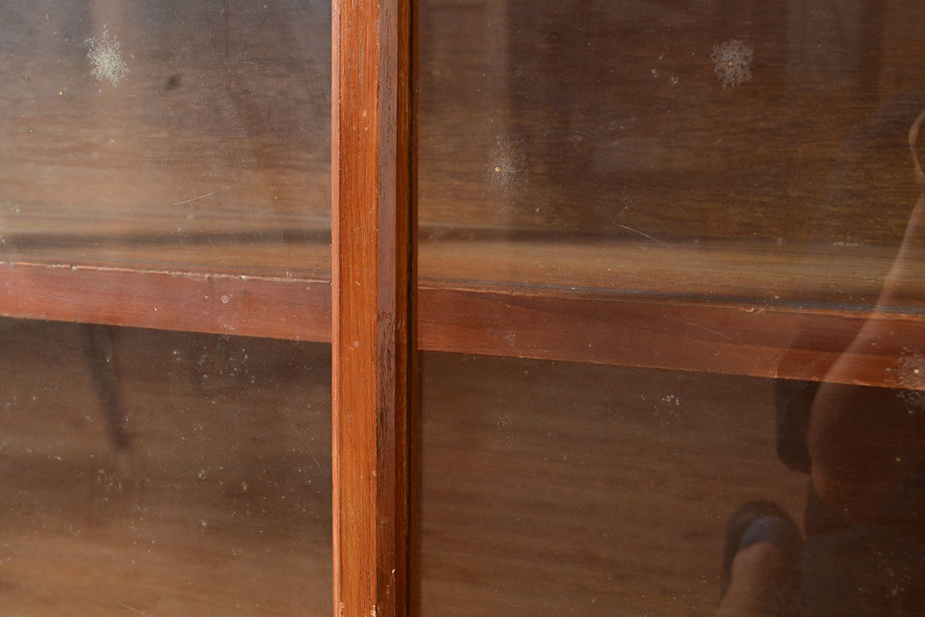 和製アンティーク　昭和中期　人気の薄型!　ガラス戸棚(収納棚、キャビネット、食器棚、飾り棚、サイドボード)(R-049273)
