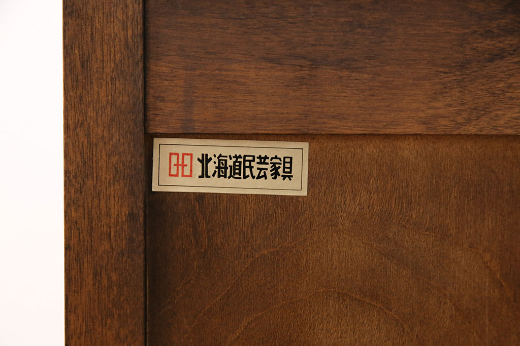 【加工実例】北海道民芸家具のローボードに高品質リペアを施しました。戸棚内に配線用の穴あけ加工をし、引き戸は板戸からガラス戸に。ガラス戸にはレーザー組子細工をはめ込みました。色味は当店お任せの、お品物に合わせた茶色の色味で仕上げました。(テレビ台、収納棚、戸棚)