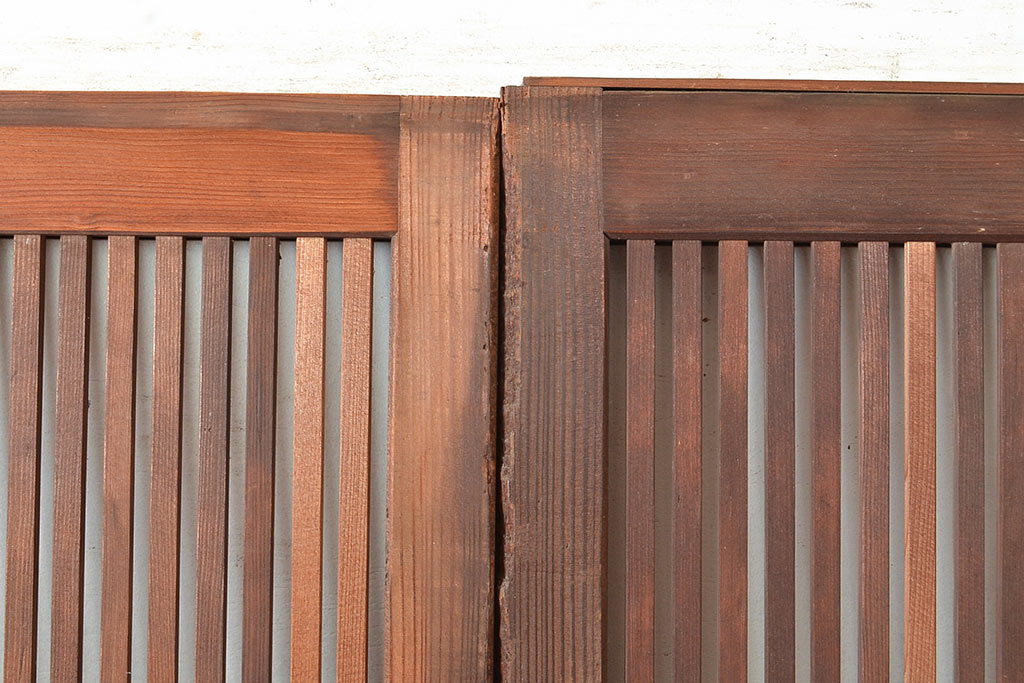 アンティーク建具　整然と並ぶ縦桟が情緒溢れる格子戸2枚セット(引き戸、建具)(R-049287)
