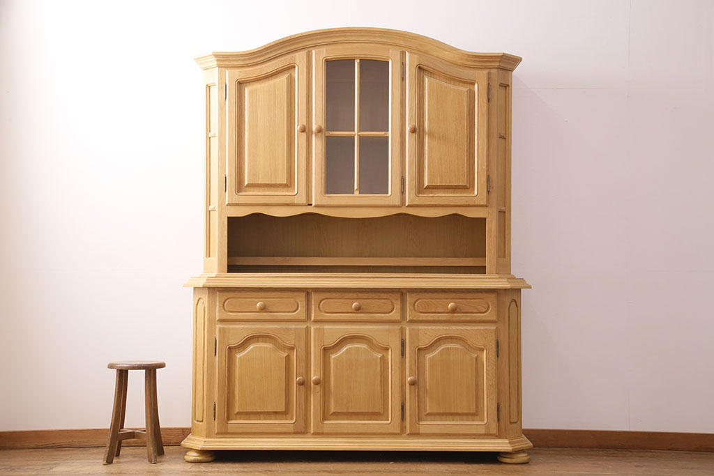 新古品　展示品　ベルギー輸入家具　明るい色合いが木のぬくもりを感じるオーク材製のキャビネット(定価約38万円)(食器棚、収納棚)(R-049304)