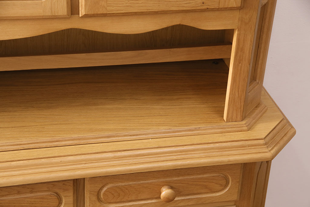 新古品　展示品　ベルギー輸入家具　明るい色合いが木のぬくもりを感じるオーク材製のキャビネット(定価約38万円)(食器棚、収納棚)(R-049304)