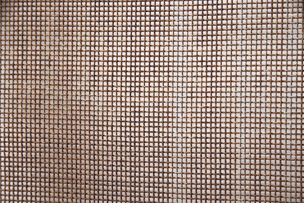 アンティーク建具　総ケヤキ材　金網付き　銅製の巾着金具と波をうつ杢目が魅力の格子蔵戸(きつね格子、狐格子、引き戸、玄関戸、建具、格子戸、マス目、升目)(R-049320)