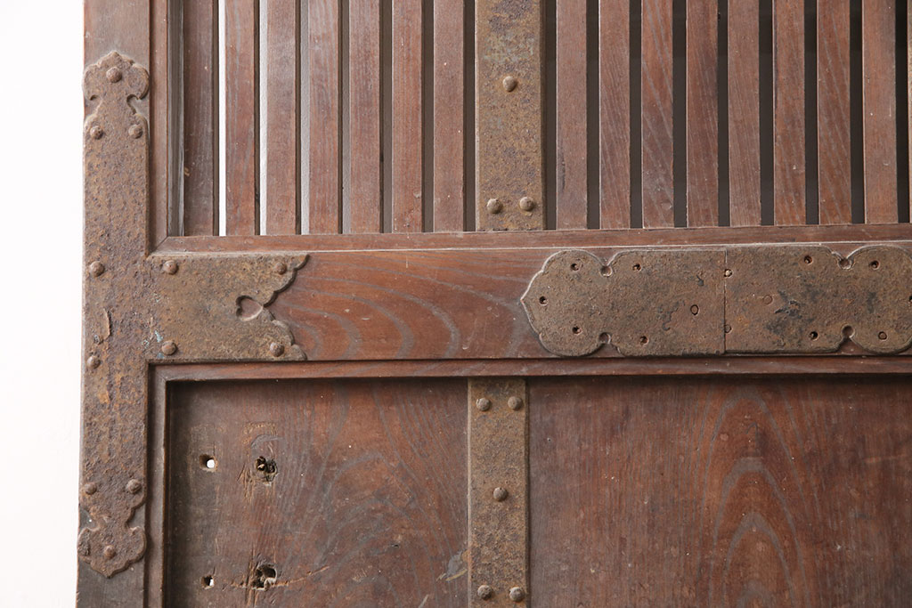 アンティーク建具　最上級　巾着金具　堂々とした佇まいが和の風格漂う総ケヤキ材製富山蔵戸(玄関戸、引き戸)(R-049323)