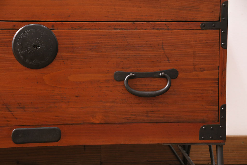 和製アンティーク　美品　天板・鉄脚付きリメイク　現代のお部屋にも合う!桜丸金具が上品なヒノキ材製の箪笥ローボード(引き出し、チェスト、テレビ台、テレビボード)(R-049342)
