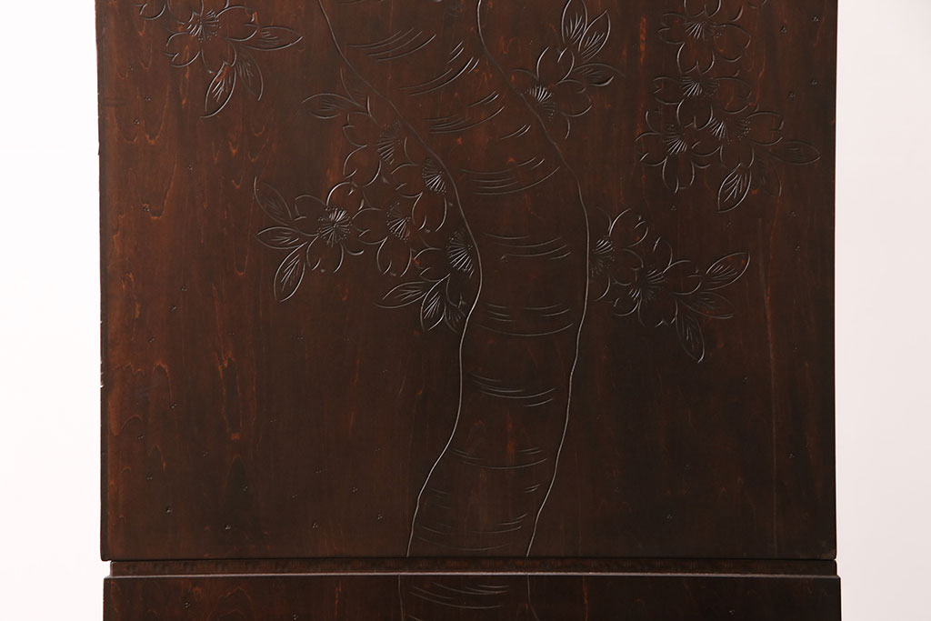 中古　美品　伝統工芸　軽井沢彫り　咲き誇る桜の彫刻に目を奪われる美しいワードローブ(洋服タンス、チェスト)(R-049343)