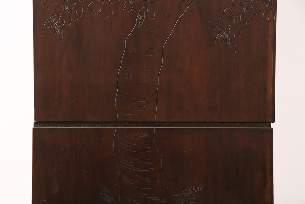 中古　美品　伝統工芸　軽井沢彫り　咲き誇る桜の彫刻に目を奪われる美しいワードローブ(洋服タンス、チェスト)(R-049343)