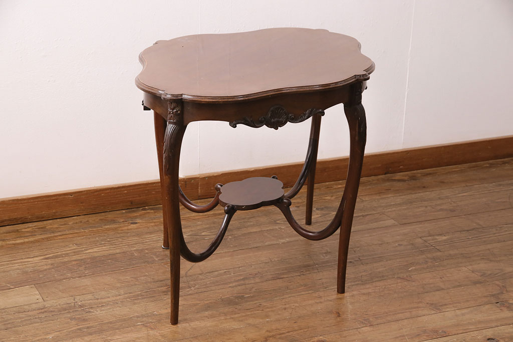 イギリスアンティーク　高級品　エレガントな佇まいが気品漂うマホガニー材製オケージョナルテーブル(サイドテーブル、コーヒーテーブル)(R-049367)