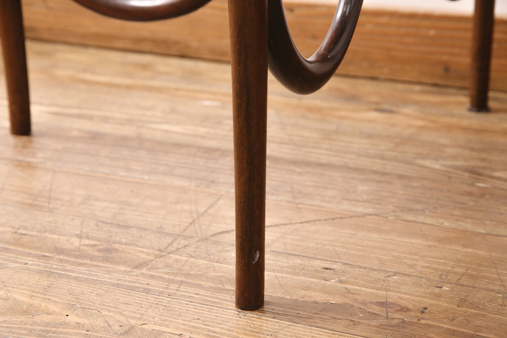 イギリスアンティーク　高級品　エレガントな佇まいが気品漂うマホガニー材製オケージョナルテーブル(サイドテーブル、コーヒーテーブル)(R-049367)