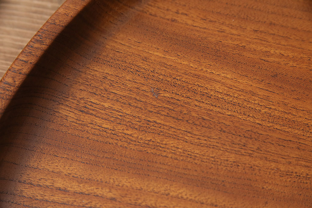 ヴィンテージ雑貨　昭和後期　総ケヤキ材　明るい木色と優しい杢目が味わい深い丸盆(トレー、お盆、ビンテージ)(R-049373)