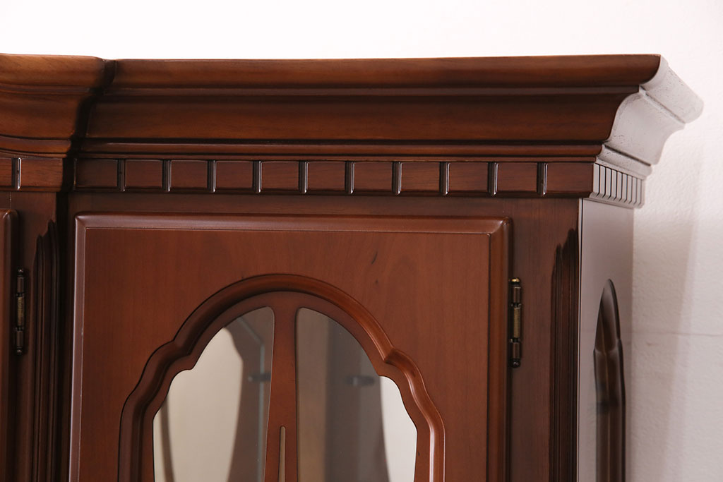 新古品　ベルギー輸入家具　艶やかで美しい木肌が魅力的な照明付きのキャビネット(定価約49万円)(収納棚、飾り棚)(R-049378)