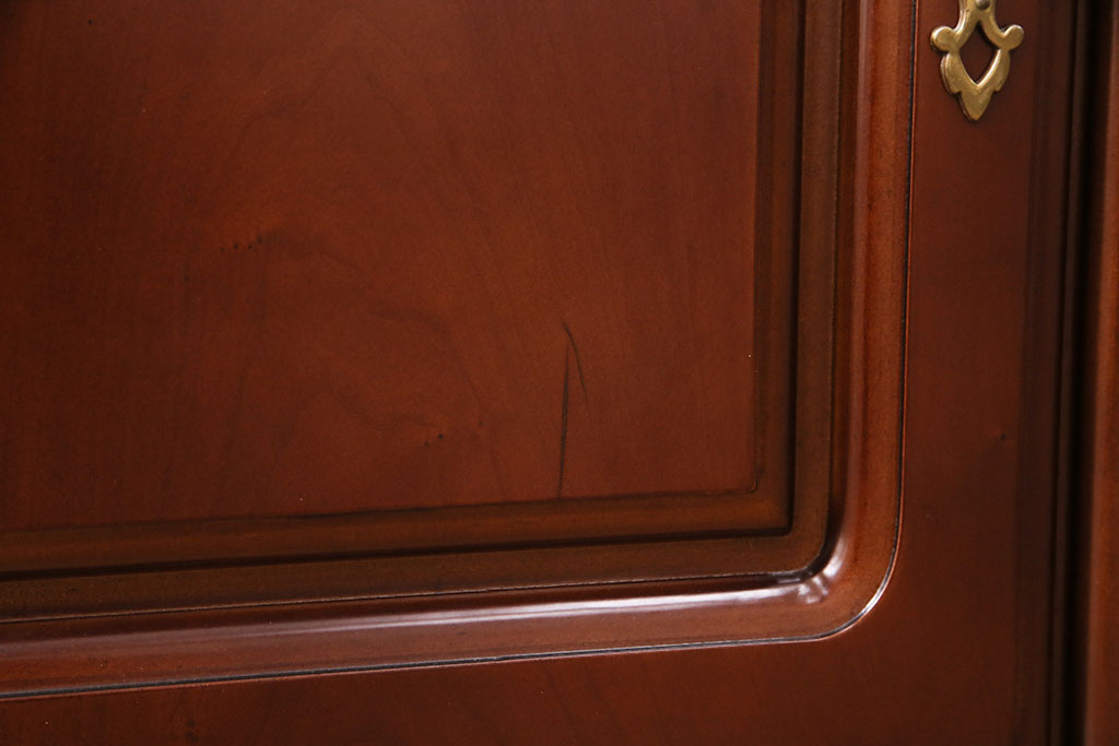 新古品　ベルギー輸入家具　艶やかで美しい木肌が魅力的な照明付きのキャビネット(定価約49万円)(収納棚、飾り棚)(R-049378)