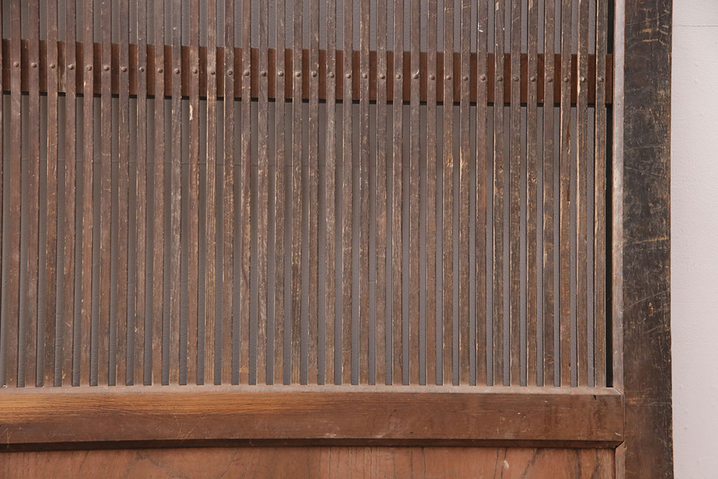 アンティーク建具　ケヤキ材・松材　細い桟が魅力の格子入り蔵戸(格子戸、玄関戸、引き戸、建具)(R-049392)